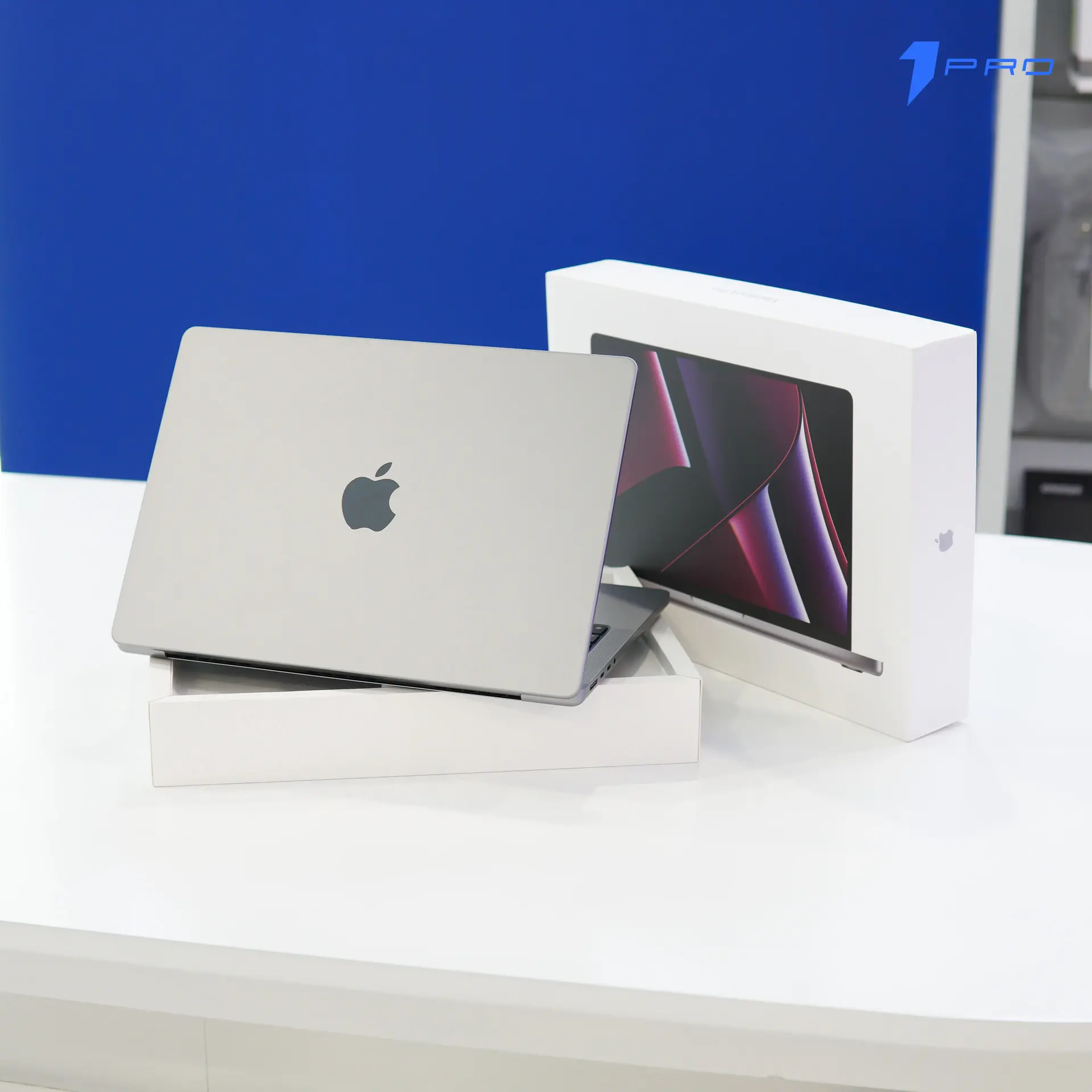 Khong gian trung bay macbook pro likenew gia re tai 1Pro