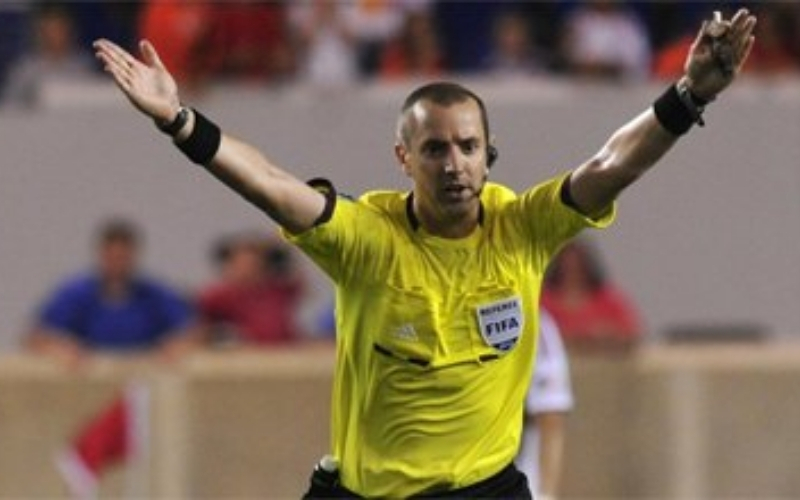 Quy Tắc Lợi Thế (Advantage Rule) trong Bóng Đá là gì? Khi trọng tài không thổi phạt.