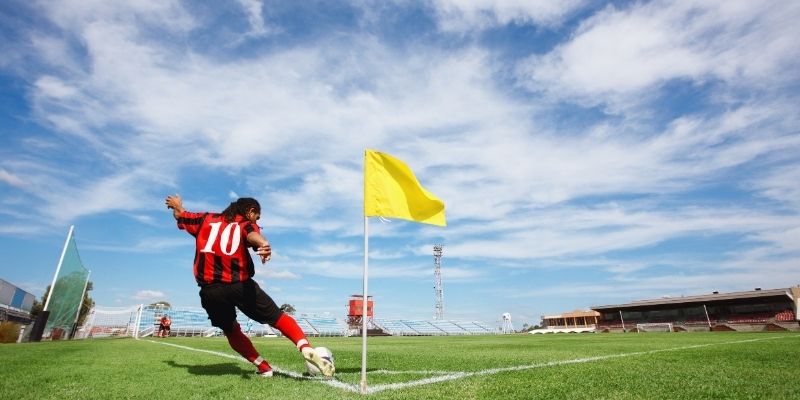 Một tài năng trẻ chuẩn bị tung cú sút đầy uy lực