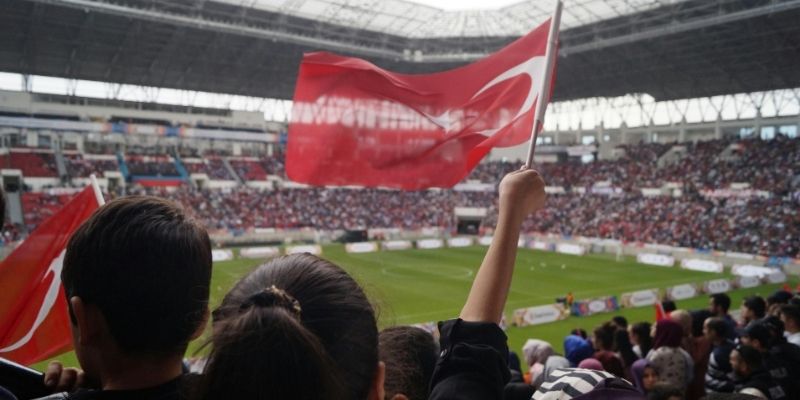 Toàn cảnh sân vận động rực lửa với hàng ngàn cổ động viên