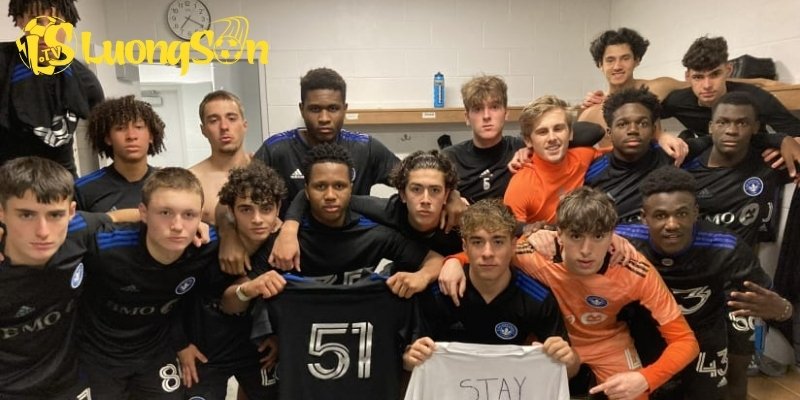 Cậu đã nhận lời mời thử việc từ hai học viện Anh và một CLB Hà Lan