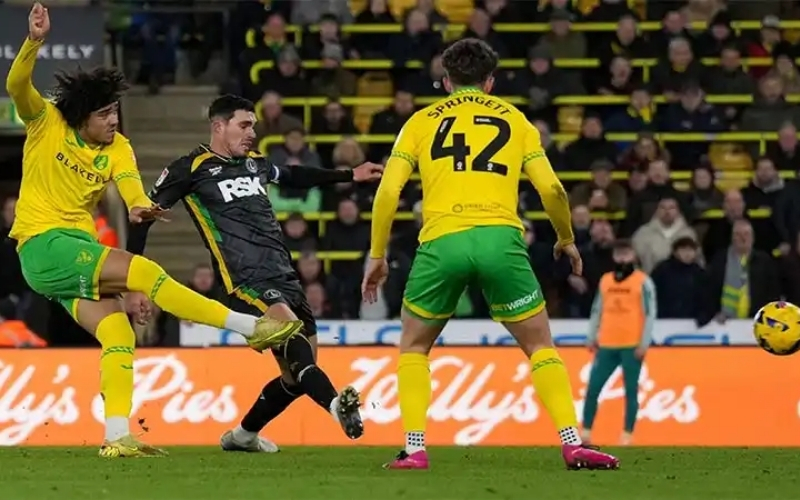 Nhìn lại trận Norwich - Charlton: "Chim hoàng yến" bay cao với thắng lợi sát nút.