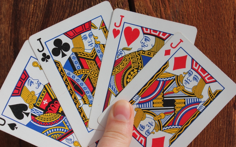 Tại sao các quân bài lại có kích thước tiêu chuẩn quốc tế?